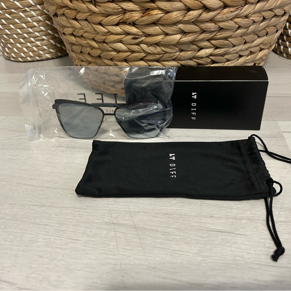 Diff Eyewear Black Sunglasses